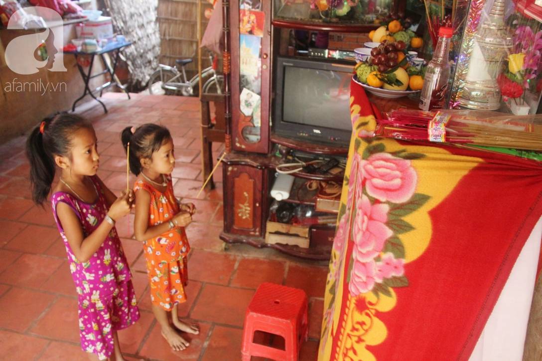 Xót cảnh mẹ bị câm điếc ú ớ rồi chết, hai đứa trẻ 6 và 9 tuổi mồ côi mẹ không có tiền đi học-1