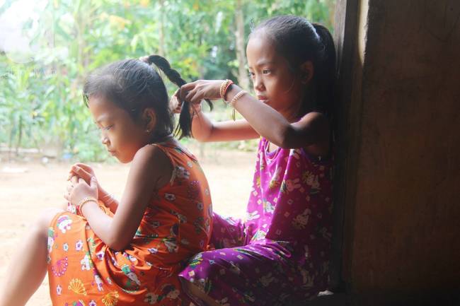 Xót cảnh mẹ bị câm điếc ú ớ rồi chết, hai đứa trẻ 6 và 9 tuổi mồ côi mẹ không có tiền đi học-7