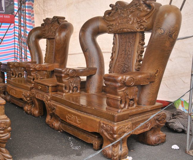 Đã mắt trước bộ bàn ghế gỗ mun đuôi công trị giá 3,2 tỷ đồng-10