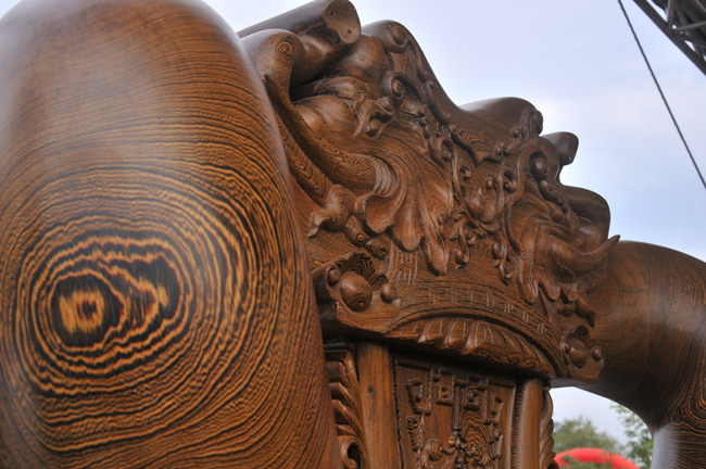 Đã mắt trước bộ bàn ghế gỗ mun đuôi công trị giá 3,2 tỷ đồng-2