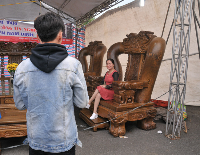 Đã mắt trước bộ bàn ghế gỗ mun đuôi công trị giá 3,2 tỷ đồng-3