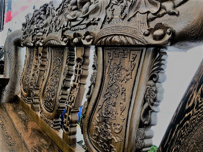 Đã mắt trước bộ bàn ghế gỗ mun đuôi công trị giá 3,2 tỷ đồng-4