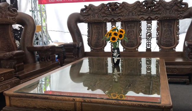Đã mắt trước bộ bàn ghế gỗ mun đuôi công trị giá 3,2 tỷ đồng-5