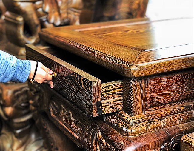 Đã mắt trước bộ bàn ghế gỗ mun đuôi công trị giá 3,2 tỷ đồng-6