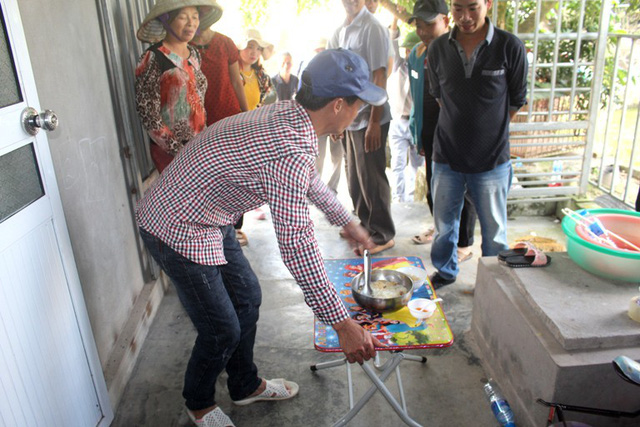 Phút hoảng sợ của mẹ bé gái bị đối tượng nghi ngáo đá” khống chế trong nhà tắm-3