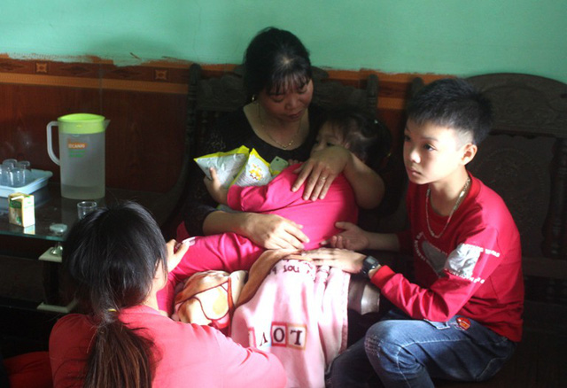 Phút hoảng sợ của mẹ bé gái bị đối tượng nghi ngáo đá” khống chế trong nhà tắm-4