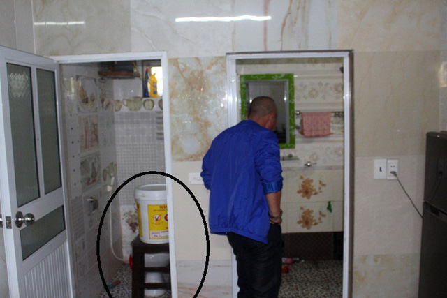 Phút hoảng sợ của mẹ bé gái bị đối tượng nghi ngáo đá” khống chế trong nhà tắm-6