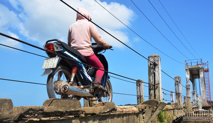 Đứng tim nhìn thanh niên loạng choạng lách qua cầu vĩnh biệt-6