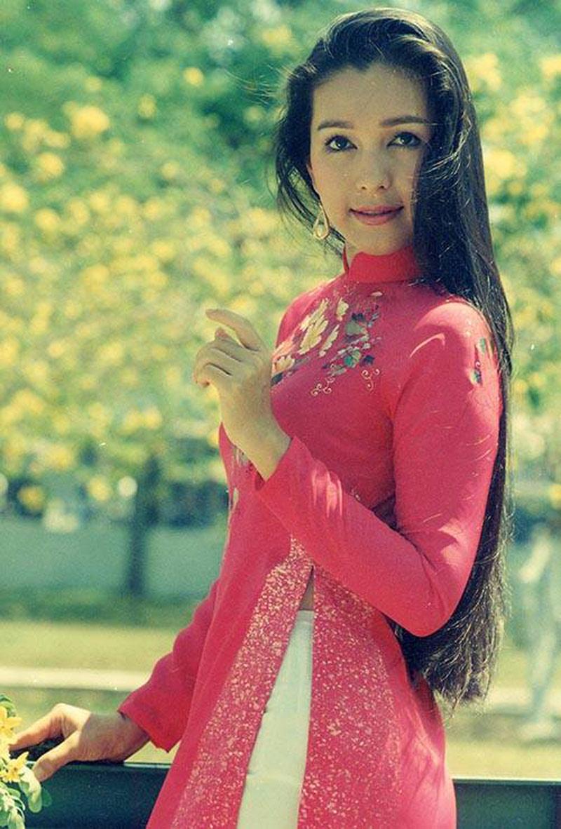 Những bóng hồng ảnh lịch xinh đẹp: người sợ vào viện dưỡng lão, người sống trong nhung lụa-14