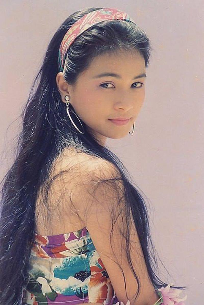 Những bóng hồng ảnh lịch xinh đẹp: người sợ vào viện dưỡng lão, người sống trong nhung lụa-10