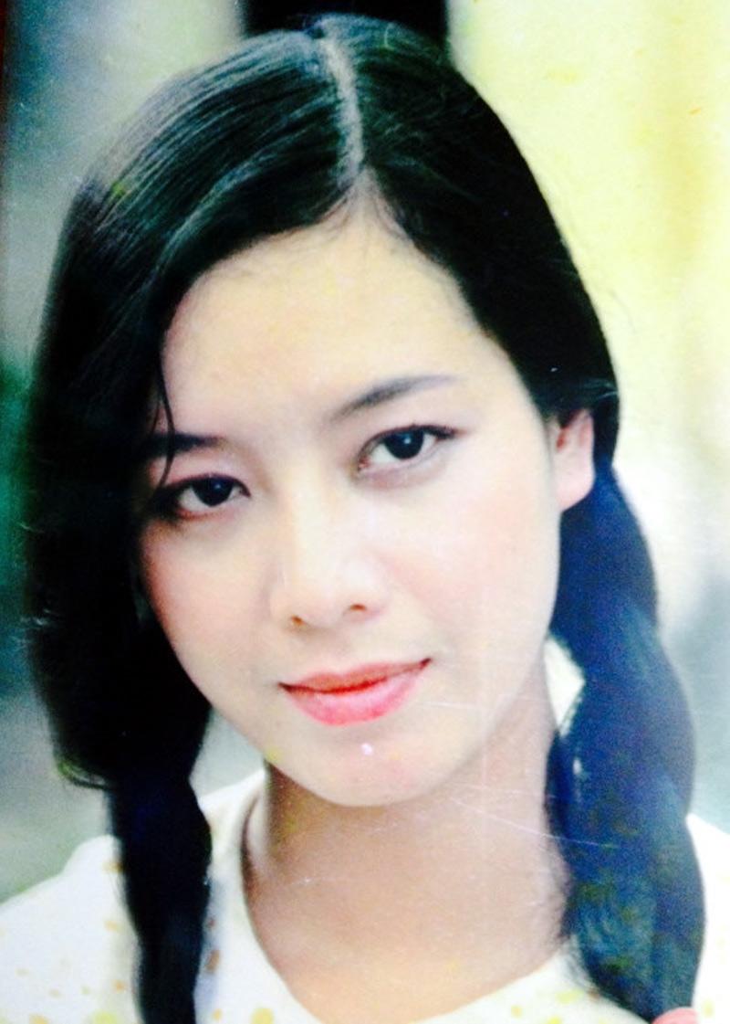 Những bóng hồng ảnh lịch xinh đẹp: người sợ vào viện dưỡng lão, người sống trong nhung lụa-18