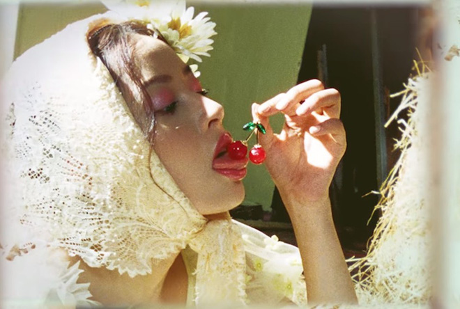 Bán nude, hành động gợi dục trong MV mới: Chi Pu vùng vẫy trong bế tắc để duy trì sức nóng?-5