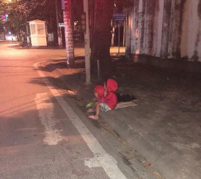 Hội phụ nữ tỉnh Nam Định vào cuộc vụ bé gái 5 tuổi nối nghiệp bà đi ăn xin nuôi cả gia đình-1