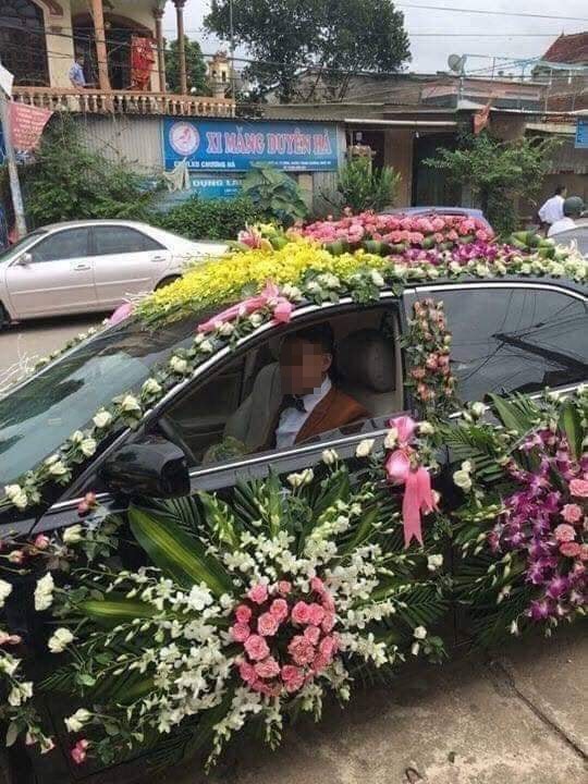 Chú rể lái xe hoa đúng nghĩa đen đến đón dâu, dân 2 bên đường không ngừng bàn tán-1