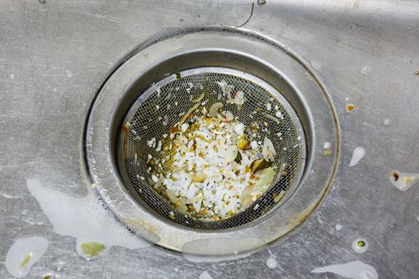 6 thứ đổ xuống cống cả năm mãi không tiêu bảo sao gây tắc nghẽn, nhà hôi rình như ổ chuột-1