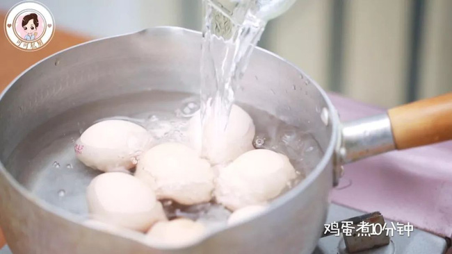 Mẹ chồng thấy tôi đổ cả chai bia vào trứng luộc liền lắc đầu ngao ngán, đến khi ăn lại khen lấy khen để-1