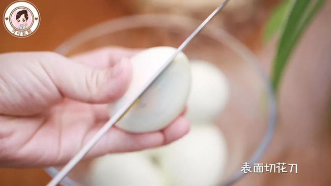 Mẹ chồng thấy tôi đổ cả chai bia vào trứng luộc liền lắc đầu ngao ngán, đến khi ăn lại khen lấy khen để-2