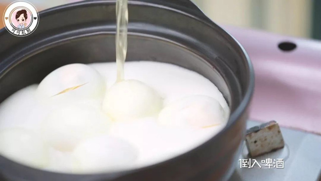 Mẹ chồng thấy tôi đổ cả chai bia vào trứng luộc liền lắc đầu ngao ngán, đến khi ăn lại khen lấy khen để-3