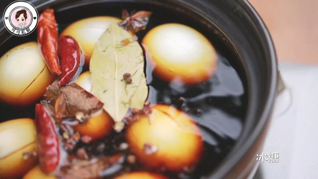 Mẹ chồng thấy tôi đổ cả chai bia vào trứng luộc liền lắc đầu ngao ngán, đến khi ăn lại khen lấy khen để-4