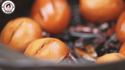 Mẹ chồng thấy tôi đổ cả chai bia vào trứng luộc liền lắc đầu ngao ngán, đến khi ăn lại khen lấy khen để-5