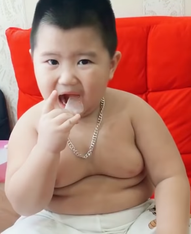 Cậu bé vuông chằn chặn thành hot streamer ở Trung Quốc và câu chuyện buồn phía sau khiến ai cũng phải xót xa-3