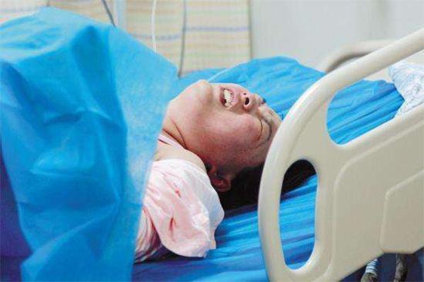 Ham ăn thịt nướng lúc mang thai, mẹ bật khóc ngay trên bàn đẻ khi con chào đời-1