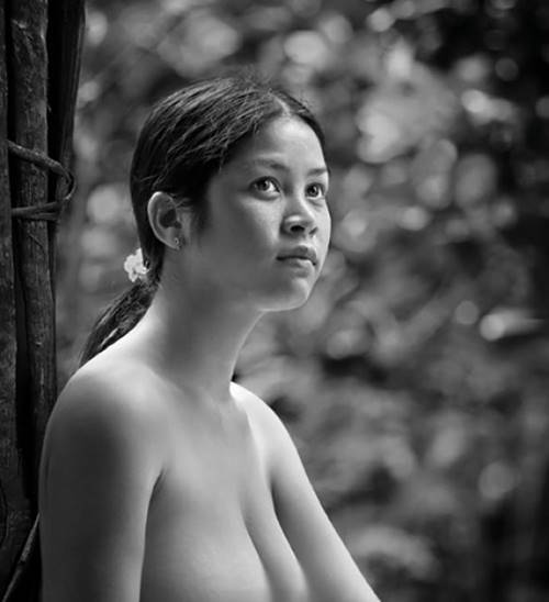 Nơi con gái thoải mái khoe ngực trần đẹp hoang dã hút hồn đàn ông-3