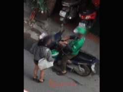 Khách nữ chặn đầu xe Grab cảnh cáo: 'Mày biết tao cho 3 thằng nghỉ việc rồi không?'