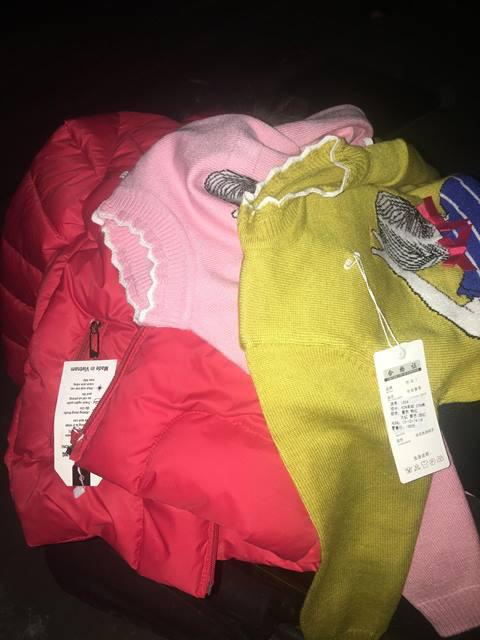 Xót xa bé gái 5 tuổi ngủ vỉa hè trong đêm lạnh, công việc bé làm còn đáng thương hơn-1