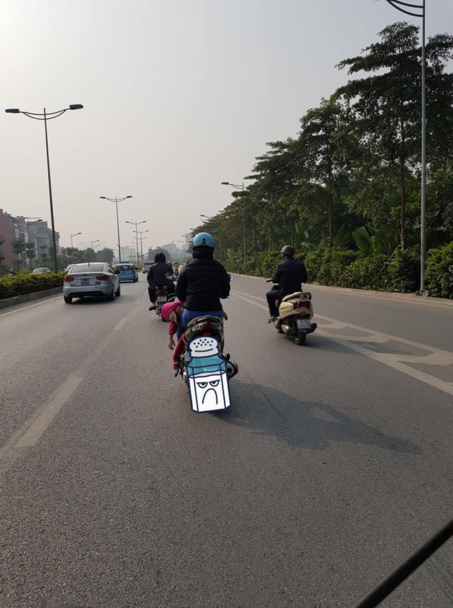 Người phụ nữ đèo đứa bé theo cách đặc biệt, dân mạng nghĩ đến nhiều kịch bản-2