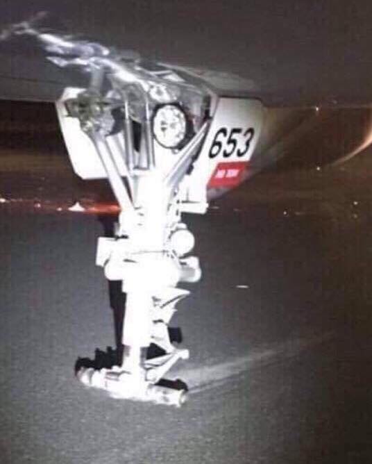 Hiện trường máy bay Vietjet gặp sự cố, hành khách nhảy cửa thoát hiểm-1