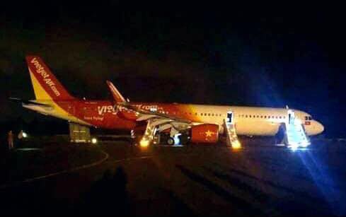 Hiện trường máy bay Vietjet gặp sự cố, hành khách nhảy cửa thoát hiểm-3