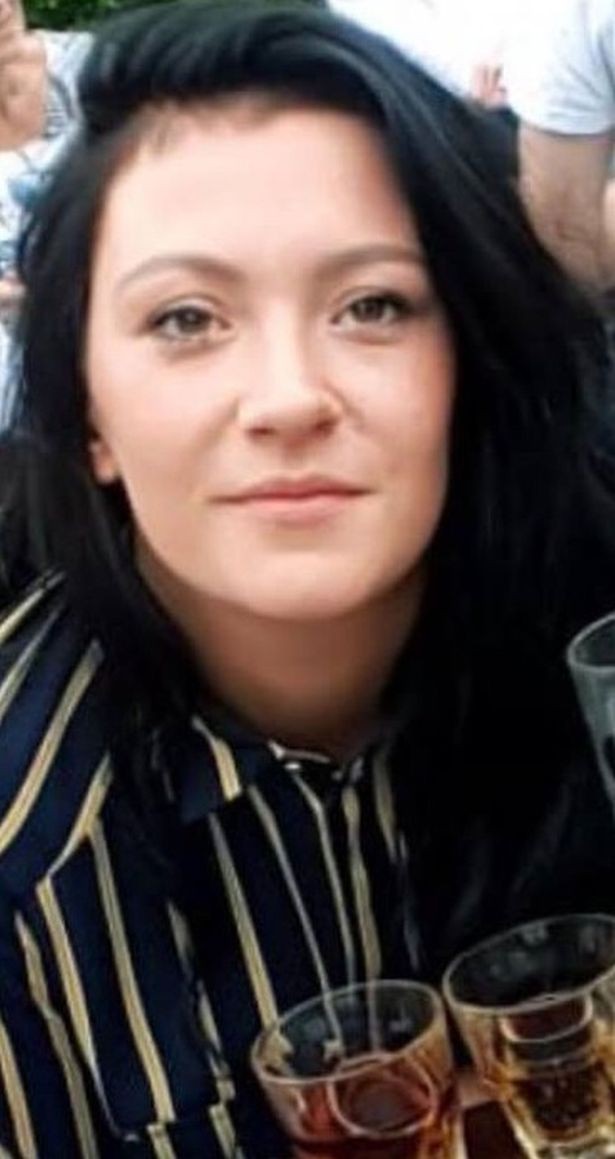 Kỷ niệm ngày cưới chồng mua giày qua mạng tặng, mở ra vợ chết sững khi thấy vật lạ ở trong-2