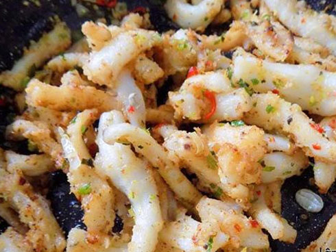 Vợ làm mực hấp, chồng vừa ăn vừa chê, hội chị em nhảy vào tranh cãi-3