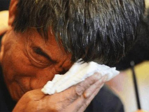 Con trai nghe vợ đuổi bố ra chuồng bò ngủ, hôm sau anh ta chết lặng trước việc đã xảy ra