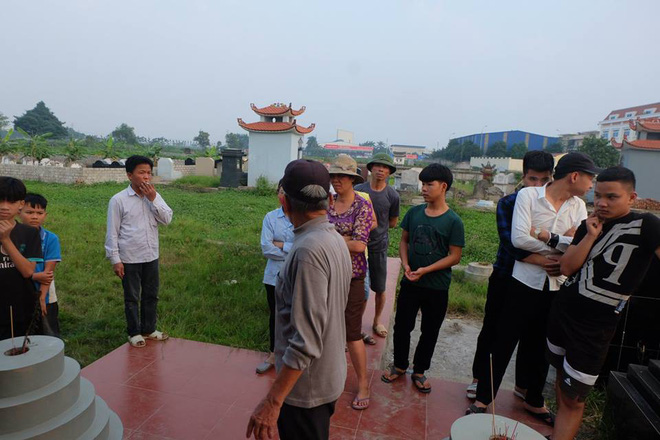 Nhân chứng phát hiện 1 số kẻ xấu đập phá bát hương lúc mờ sáng ở Hưng Yên kể gì?-2