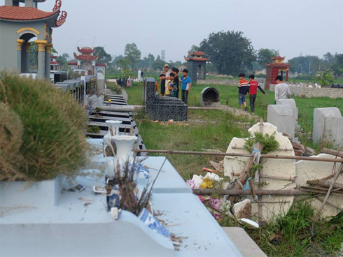 Thực hư việc bắt đối tượng tâm thần đập phá gần trăm bát hương ở nghĩa trang trong đêm-3