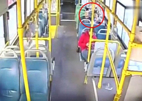 Bé gái bị yêu râu xanh sàm sỡ trên xe buýt và hành động của người tài xế khiến dân mạng vừa hả hê, vừa ấm lòng-1