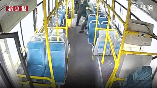 Bé gái bị yêu râu xanh sàm sỡ trên xe buýt và hành động của người tài xế khiến dân mạng vừa hả hê, vừa ấm lòng-4