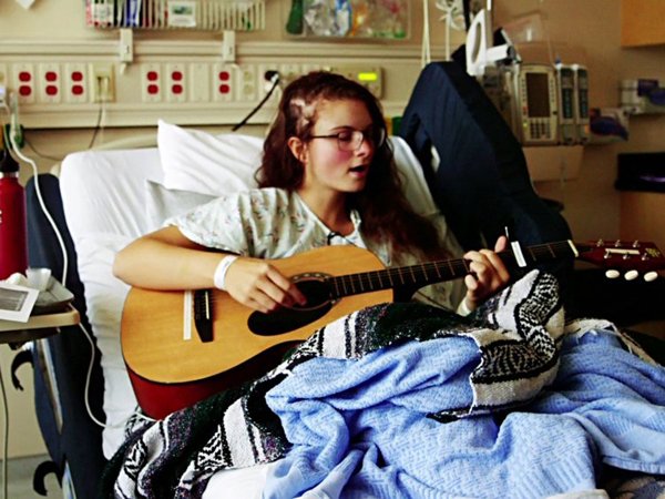 Vừa mổ não vừa hát vang, cô gái 19 tuổi khiến hàng triệu người thán phục-3