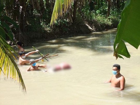 Hãi hùng thi thể bị dìm dưới nước bởi 5 thanh tre, 2 chân bị trói-1