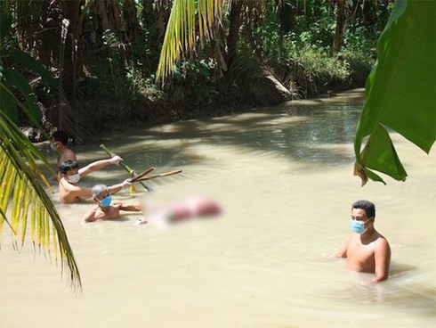 Hãi hùng thi thể bị dìm dưới nước bởi 5 thanh tre, 2 chân bị trói