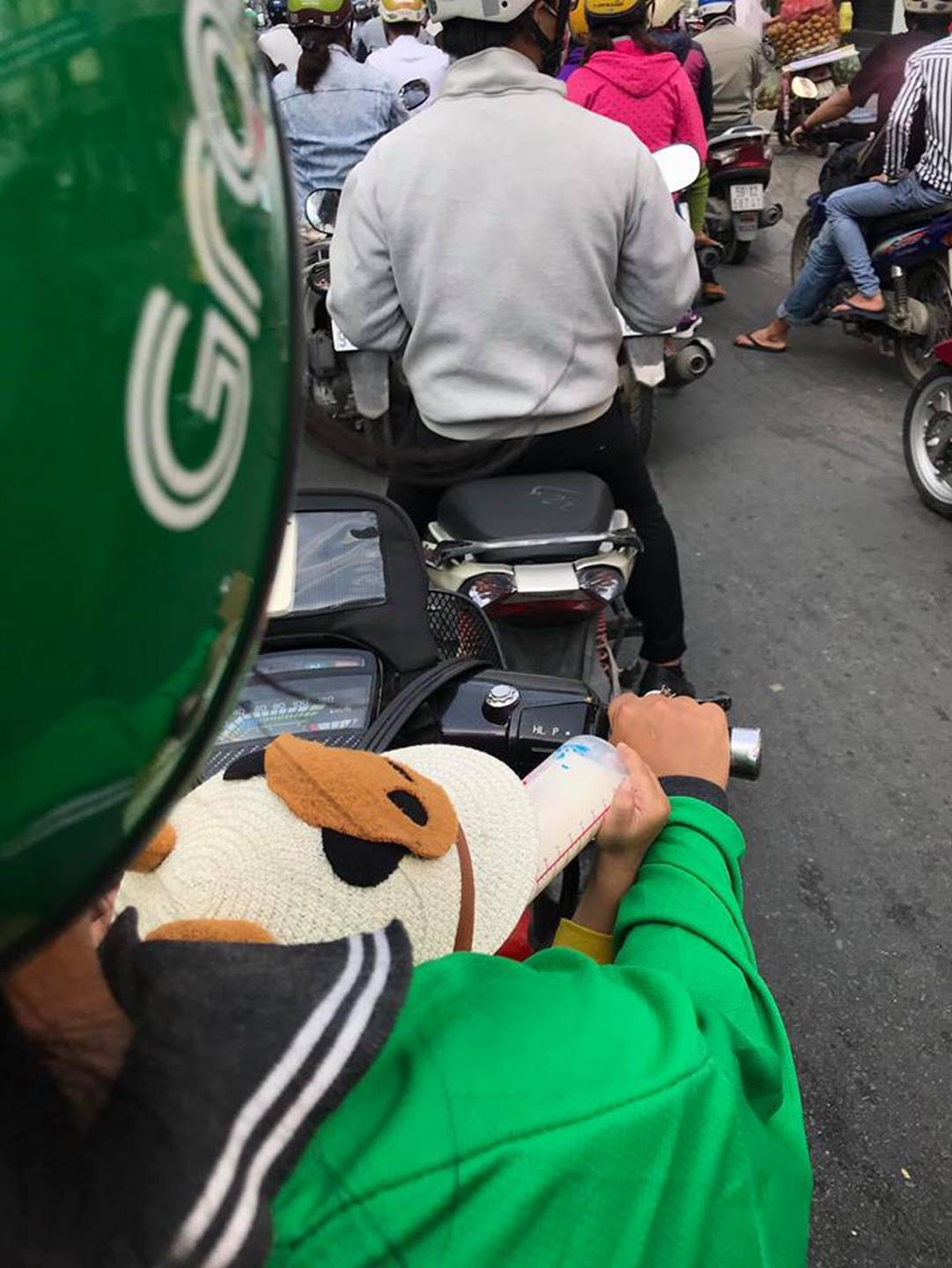 Nữ tài xế GrabBike đưa con còn đang bú sữa cùng đi chở khách: Ngày xưa người ta địu con đi rẫy, nay chị địu con chạy Grab-2