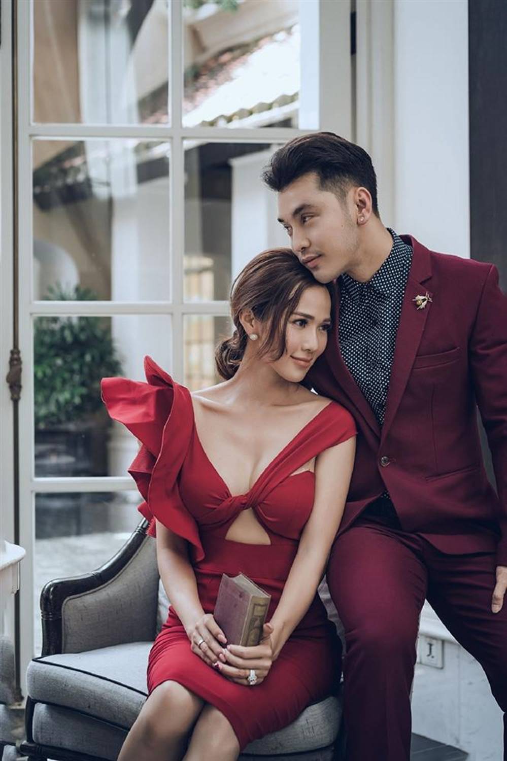 Đám cưới Ưng Hoàng Phúc - Kim Cương: Khách mời trình thiệp mới cho vào, bao gồm cả bà mai-1