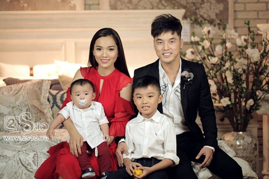 Đám cưới Ưng Hoàng Phúc - Kim Cương: Khách mời trình thiệp mới cho vào, bao gồm cả bà mai-4