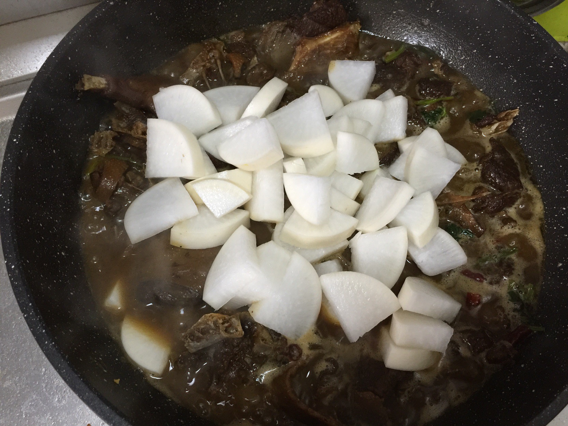 Gà kho củ cải mềm ngon thế này thì ai ăn cũng khoái-4