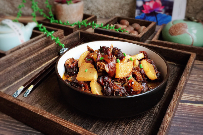 Gà kho củ cải mềm ngon thế này thì ai ăn cũng khoái-5