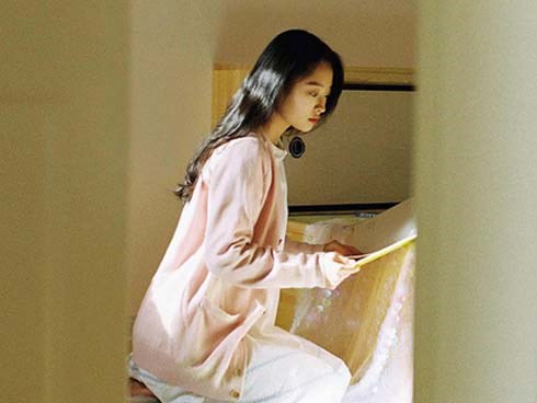 Bí mật cuốn sổ tiết kiệm 5 tỷ chồng giấu trên nóc tủ khiến vợ chết lặng vì sự thật lâu nay