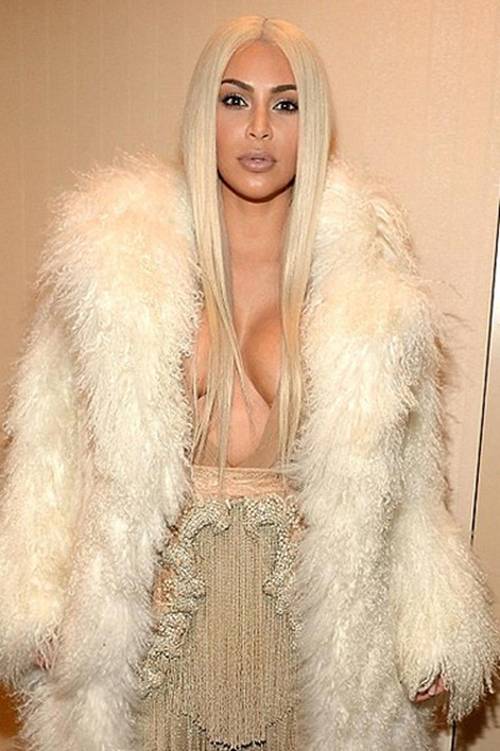 Tuyệt chiêu nâng ngực chảy xệ bằng băng keo gây sốt của chị em nhà Kim siêu vòng 3-2