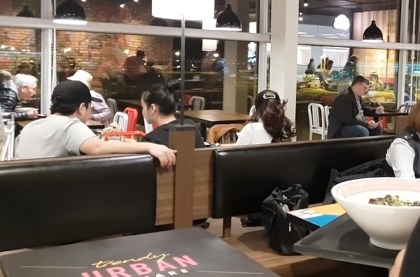 Phản ứng của Trường Giang khi bị khán giả kéo ngã sõng soài, sờ soạng trên sân khấu tại Mỹ-3